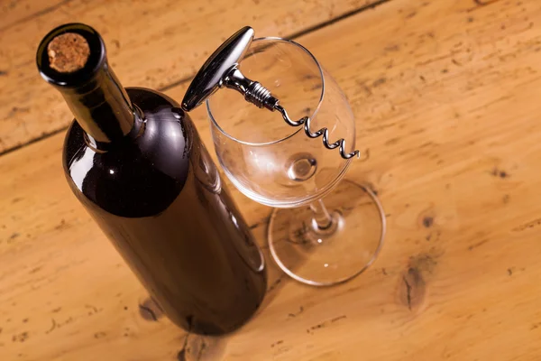Бутылка вина и штопор — стоковое фото