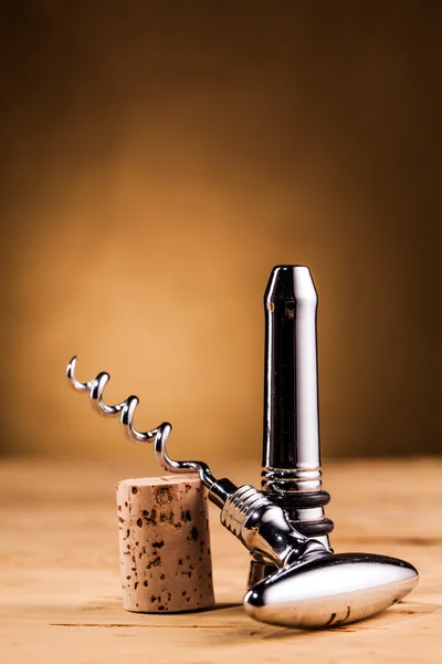 Weinkorken und Korkenzieher auf dem Tisch — Stockfoto
