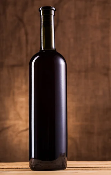 Wijnfles op tafel — Stockfoto