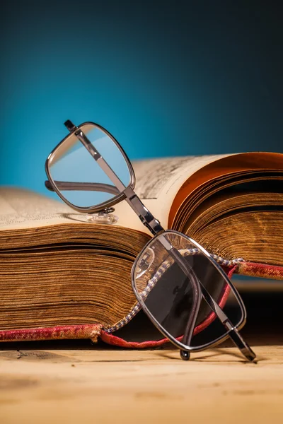 Vieux livre et verres sur table en bois — Photo