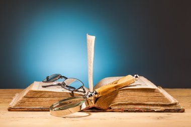  kitap Büyüteç ve ahşap masa gözlük