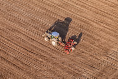 traktör ile hasat alanları