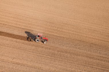 traktör ile hasat alanları