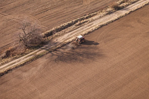 Felder mit Traktor ernten — Stockfoto