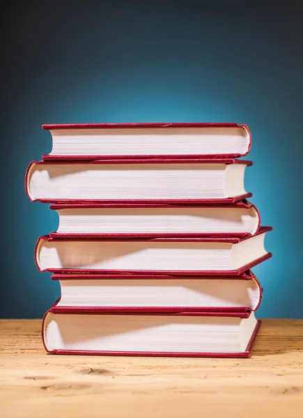 Högen av böcker på träbord — Stockfoto