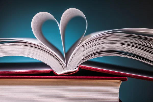Hromadu knih, stránky ve tvaru srdce — Stock fotografie