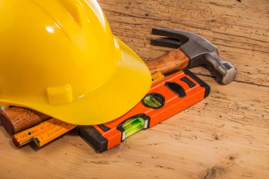 Sarı kask ve ahşap araçlar montaj