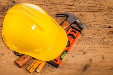Sarı kask ve ahşap araçlar montaj