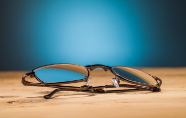   Bardaklar ahşap masada.