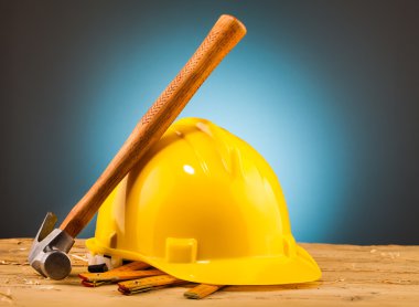 Sarı kask ve ahşap araçlar montaj 