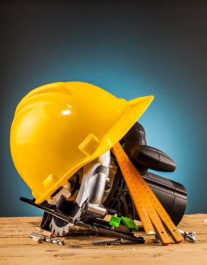 Sarı kask ve ahşap araçlar montaj
