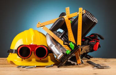 Sarı kask ve ahşap araçlar montaj 