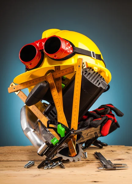 Gele helm en hout montage gereedschap — Stockfoto