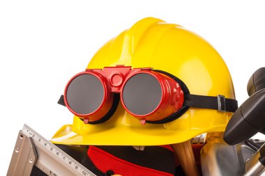 Sarı kask ve ahşap araçlar montaj 