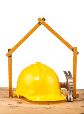 Sarı kask ve ahşap araçlar montaj 