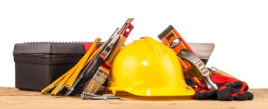 Sarı kask ve ahşap montaj araçları