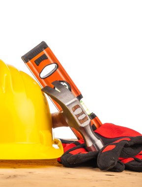 Sarı kask ve ahşap araçlar montaj