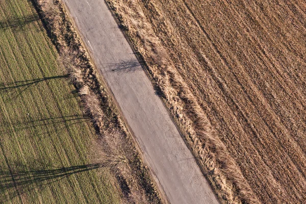 Dorfstraße und Erntefelder — Stockfoto