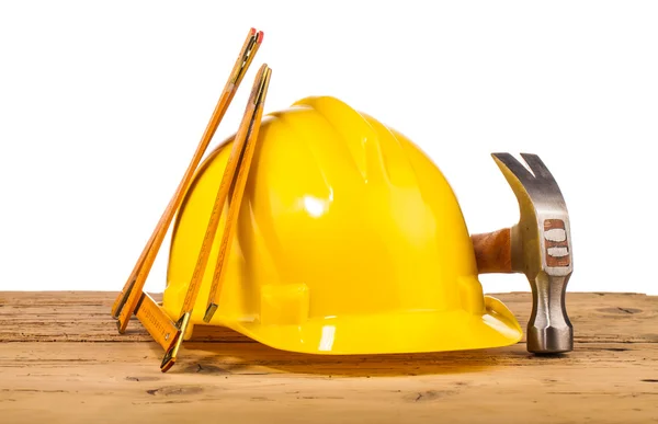 Capacete amarelo e ferramentas de montagem de madeira — Fotografia de Stock