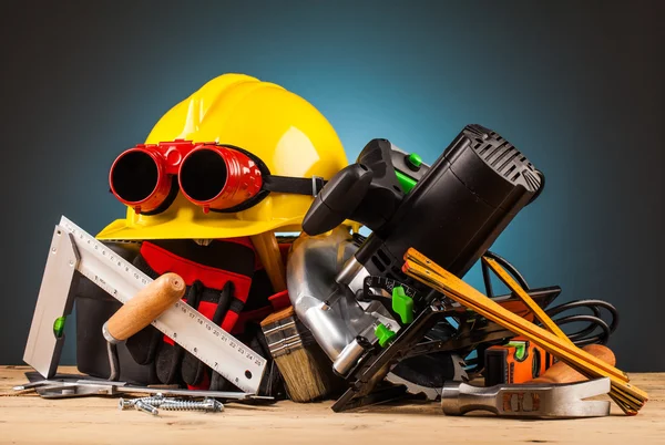 Casco giallo e strumenti di montaggio in legno — Foto Stock