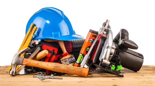 Casco blu e strumenti di montaggio in legno — Foto Stock