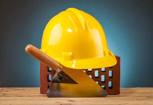 Capacete amarelo e ferramentas construtor — Fotografia de Stock