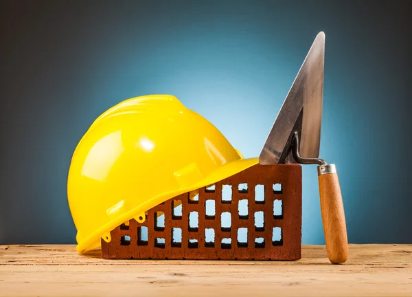 Capacete amarelo e ferramentas construtor — Fotografia de Stock