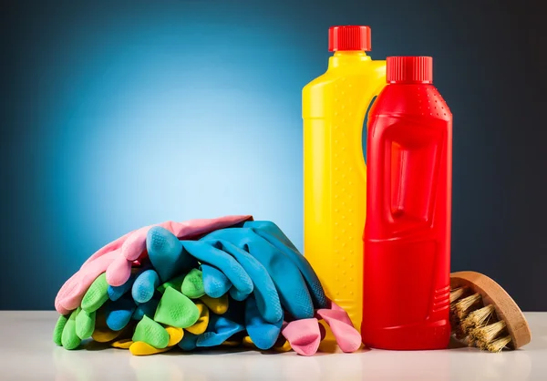 Equipamento de limpeza colorido e fundo azul — Fotografia de Stock