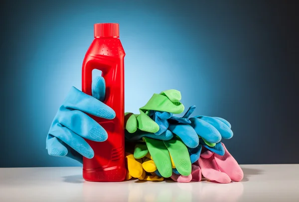 Kolorowe czyszczenia sprzętu i niebieskie tło — Zdjęcie stockowe