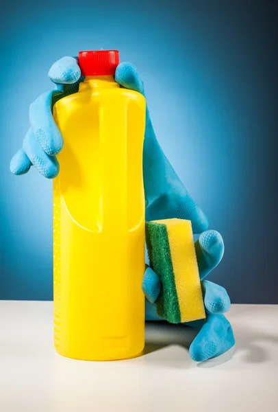 Attrezzature di pulizia colorate e sfondo blu — Foto Stock