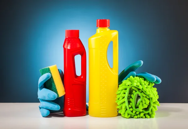 Gumové rukavice barevné, zařízení pro čištění — Stock fotografie