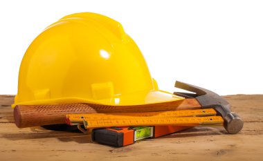 Sarı kask ve ahşap araçlar montaj