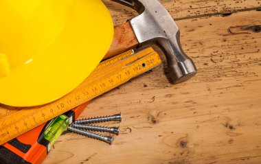 Sarı kask ve ahşap araçlar montaj