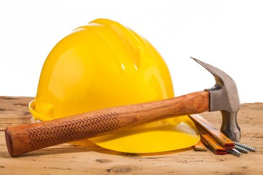Sarı kask, çekiç ve montaj araçları