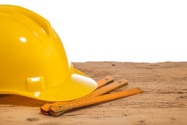 Sarı kask ve ölçme aracı