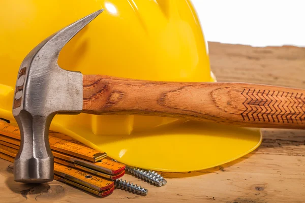 Casco amarillo, martillo y herramientas de montaje —  Fotos de Stock