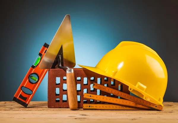 Жовтий шолом і будівельні інструменти — стокове фото