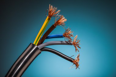 Mavi arka plan üzerinde elektrikli tel