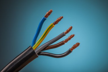 Mavi arka plan üzerinde elektrikli tel