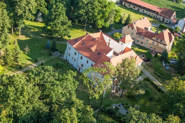 村 Piotrowice Nyskie の宮殿 — ストック写真