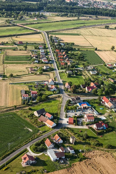 Вид с воздуха на деревню Сливице недалеко от города Отмухов — стоковое фото