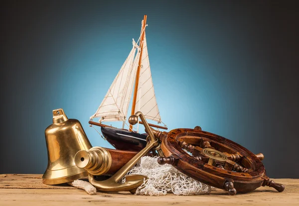 Telescope anchor and old wooden steering wheel — Stock Photo, Image