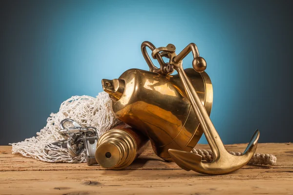 Telescope anchor and old wooden steering wheel — Stock Photo, Image