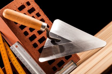 Siyah arka plan üzerine Builder araçları