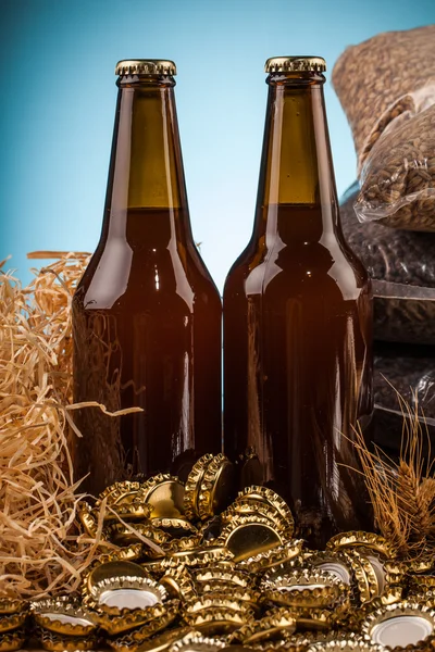 Bottle of homemade beer and bottle caps — Stock Photo, Image