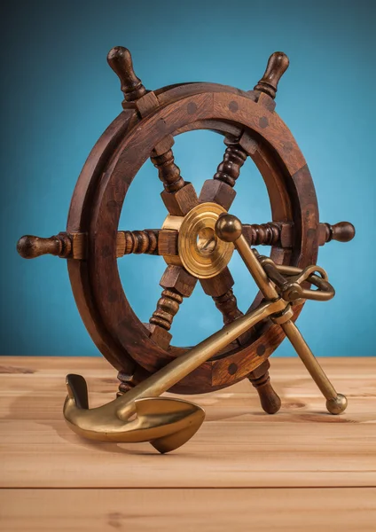 Old anchor and old steering wheel — Stock Photo, Image