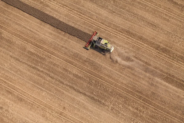 Luchtfoto van combineren op oogst veld — Stockfoto