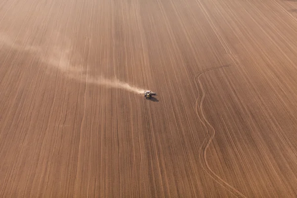 Vista aérea de los campos de cosecha con tractor —  Fotos de Stock