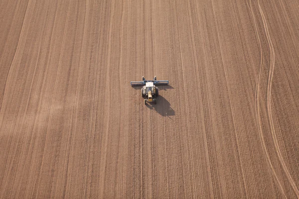 Аерофотозйомка полів врожаю з трактором — стокове фото