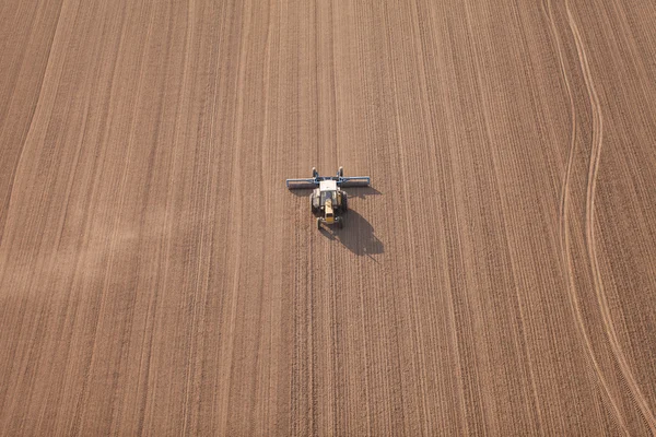 Vista aérea de los campos de cosecha con tractor — Foto de Stock